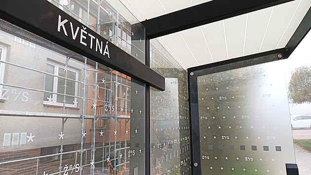 Zastvka v Kvtn ulici ve tvrti Vysoany u m vzorek proti nrazm vygravrovan z vroby.