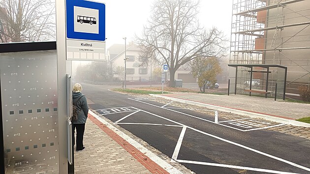 Zastvka v Kvtn ulici ve tvrti Vysoany u m vzorek proti nrazm vygravrovan z vroby.