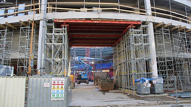 Horck multifunkn arna den za dnem mohutn. A jeliko se pi stavb zatm dn velk pekky neobjevily, zd se, e pt rok na konci z ek Jihlavu slavnostn oteven. Do t doby vak jet zbv spousta prce. Aktuln je na programu stecha.