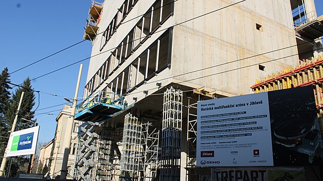 Horck multifunkn arna den za dnem mohutn. A jeliko se pi stavb zatm dn velk pekky neobjevily, zd se, e pt rok na konci z ek Jihlavu slavnostn oteven. Do t doby vak jet zbv spousta prce. Aktuln je na programu stecha.