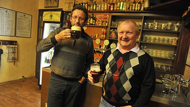 B�val� jihlavsk� politik a prim�tor m�sta Vratislav V�born� (vpravo) na pivu se sv�m n�stupcem na prim�torsk�m postu Vladim�rem Hinkem.