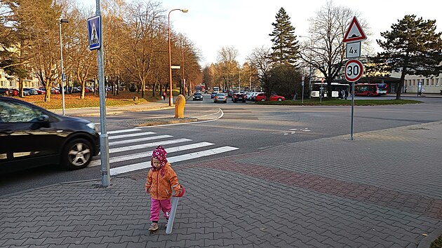 Jeden z problematick�ch �sek� pl�novan�ho z�padn�ho obchvatu ���ru se nach�z� u n�dra��. Kv�li hluku by byl ide�ln� tunel, ten je ale p��li� drah�.