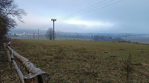 Z�padn� trasa obchvatu m� v�st dle pl�n� krajinou pod statkem Star� Dv�r a kolem s�dli�t� Klafar.