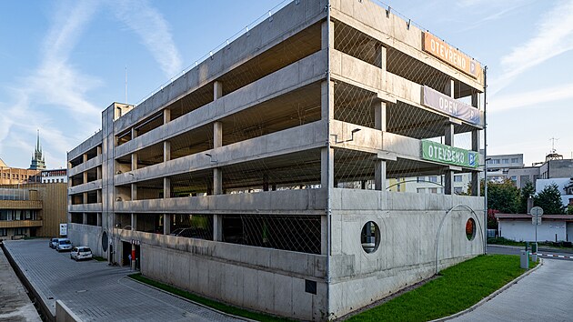 Parkovac� d�m pojme 269 aut, poslou�� z�kazn�k�m Grandu nebo Domu hudby. (7. listopadu 2024)