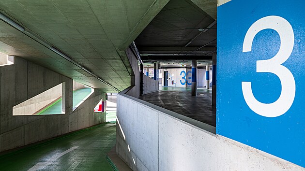 Parkovac� d�m pojme 269 aut, poslou�� z�kazn�k�m Grandu nebo Domu hudby. (7. listopadu 2024)