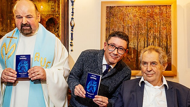 B�val� �esk� prezident Milo� Zeman a Ji�� Ov���ek na k�tu Ov���kovy sb�rky b�sn� s n�zvem �echor�j. (12. listopadu 2024)