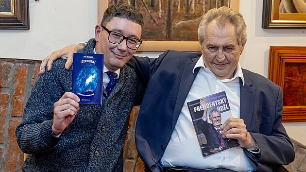 B�val� �esk� prezident Milo� Zeman a Ji�� Ov���ek na k�tu Ov���kovy sb�rky b�sn� s n�zvem �echor�j. (12. listopadu 2024)