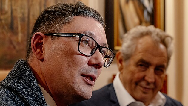 B�val� �esk� prezident Milo� Zeman a Ji�� Ov���ek na k�tu Ov���kovy sb�rky b�sn� s n�zvem �echor�j. (12. listopadu 2024)