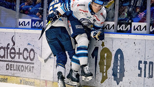 Kladno, 15. 11. 2024. Ryt��i Kladno - B�l� Tyg�i Liberec. Radim �imek z Liberce (v b�l�m) nara�en� na mantinel, p�i�pendlil ho tam Mitch Hults.