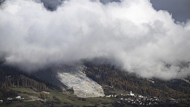 Pohled na �v�carskou vesni�ku Brienz v �pat� hory (12. listopadu 2024)