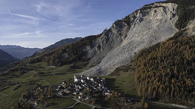U �v�carsk� obce Brienz je lo�sk� sesuv st�le jasn� patrn�. (12. listopadu 2024)