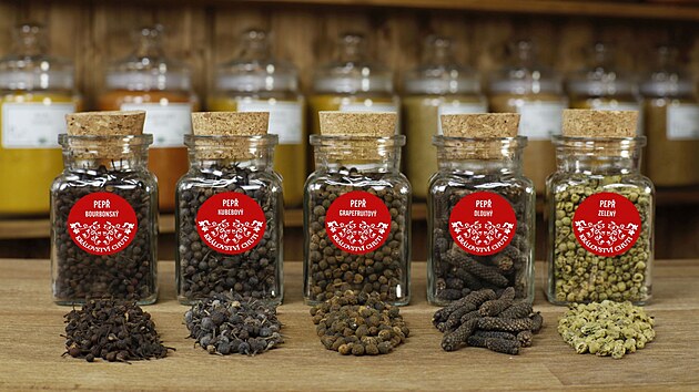 Jen n�kolik m�lo pep�� na uk�zku. V prodejn� jich maj� des�tky druh�. (11. listopadu 2024)