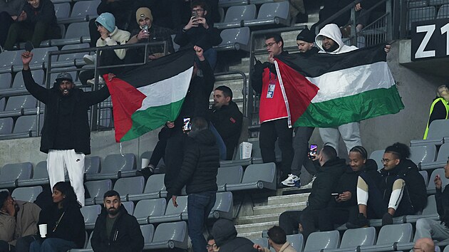 Palestinsk� vlajky na z�pase Francie s Izraelem u Pa��e.(14. listopadu 2024)