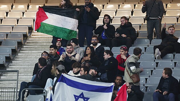 Nebezpe�n� bl�zko sebe se na Stade de France objevily izraelsk� a palestinsk� vlajky. (14. listopadu 2024)