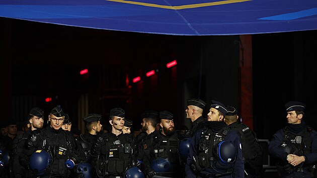 Bezpe�nostn� slo�ky na fotbalov�m z�pase Francie s Izraelem. (14. listopadu 2024)