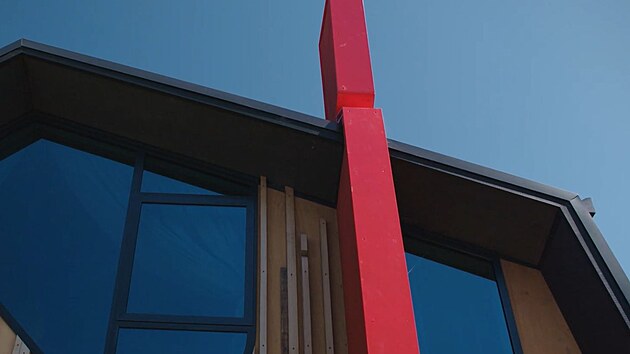 Stavba Maungarongo House ve m�st� Tauranga je z roku 2019. Architekt Dalton za ni z�skal �adu cen. �erven� sloup oznamuje, �e zde bydl� maorsk� rodina.