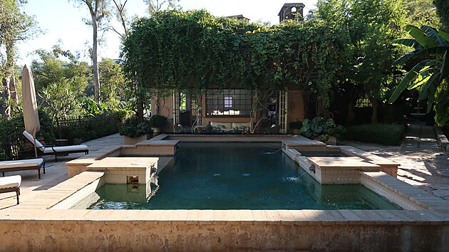 Pohled na d�m p�es baz�n