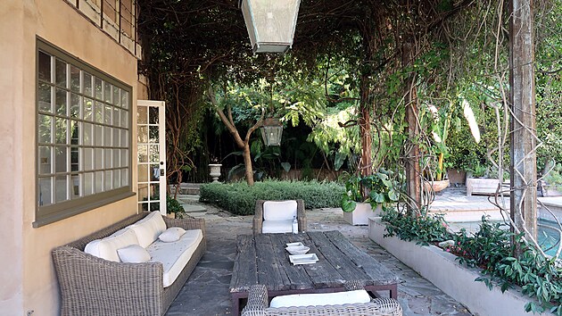 Venkovn� posezen� u baz�nu