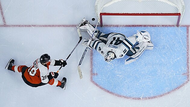 Brank�� V�tek Van��ek ze San Jose likviduje �anci Matveje Mi�kova z Philadelphie.