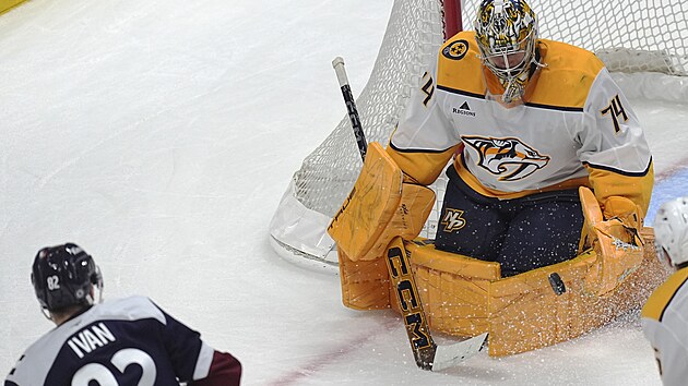 Ivan Ivan (vlevo dole) z Colorada v �anci p�ed brank��em Juusem Sarosem z Nashvillu.