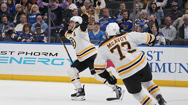 David Pastr��k z Bostonu se raduje z g�lu v z�pase se St. Louis, s gratulac� za n�m m��� Charlie McAvoy.