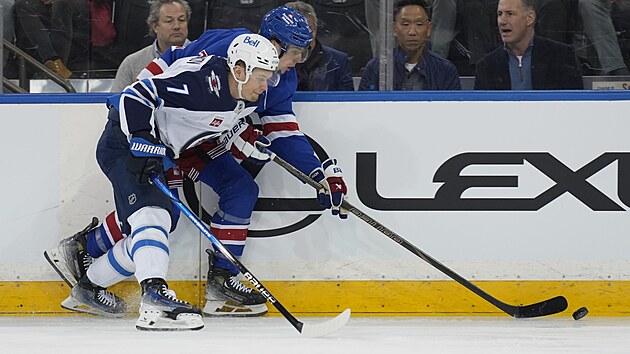 Filip Chytil (vzadu) z New York Rangers v souboji s Vladislavem Namestnikovem z Winnipegu.