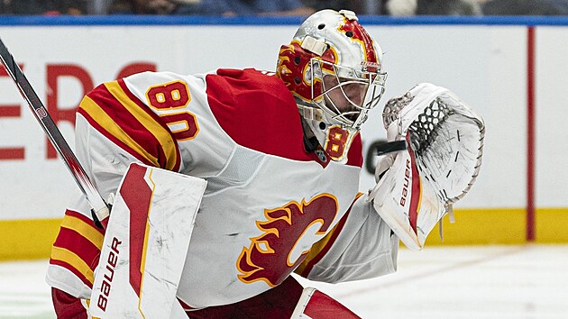 Brank�� Dan Vlada� z Calgary v z�pase s Vancouverem.