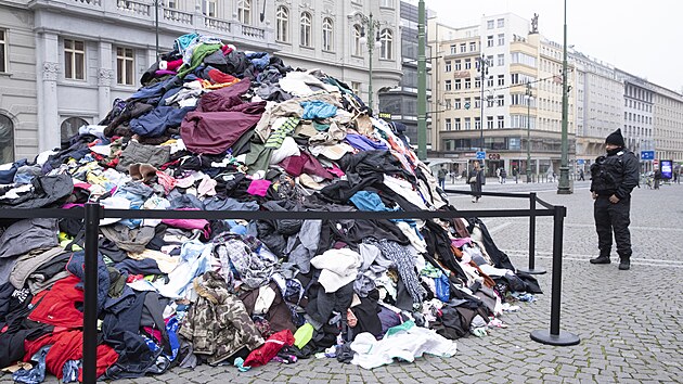 V rmci konference Cirkulrn msta & byznys 3 byla na nmst Republiky instalovan hromada obleen. (12. listopadu 2024)