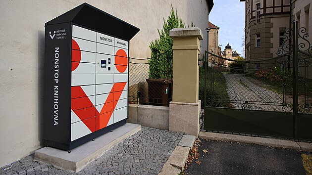 Dky novmu VerbisBoxu chebsk knihovny si teni mohou knihy i asopisy vyzvednout kdykoliv, i v noci. (21. jna 2024)