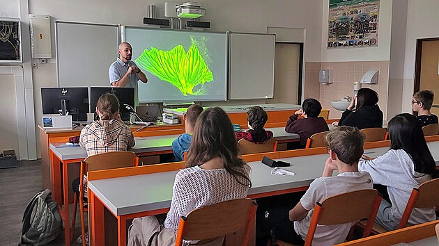Tajemstv svtlkujcch organism piblil km karlovarsk Z Konen chemik Jan ugar.