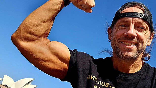Karlovarsk� fitness tren�r a natur�ln� kulturista Tom� Proch�zka si v pades�ti �ty�ech letech pln� sportovn� sny. P�ed n�kolika dny se vr�til z mistrovstv� sv�ta v Austr�lii.