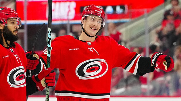 Martin Neas z Carolina Hurricanes oslavuje gl.