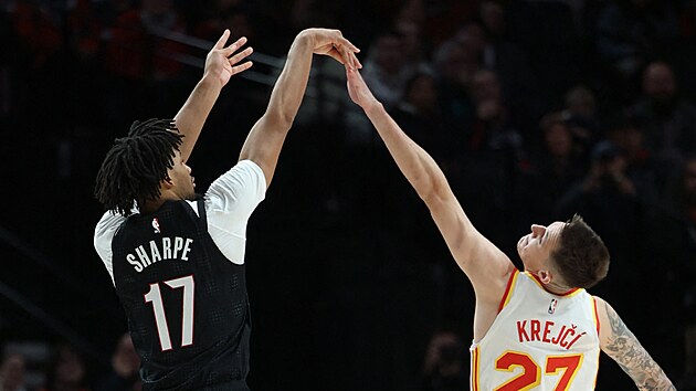 Shaedon Sharpe (17) z Portland Trail Blazers st�ílí na ko� Atlanta Hawks, brání...