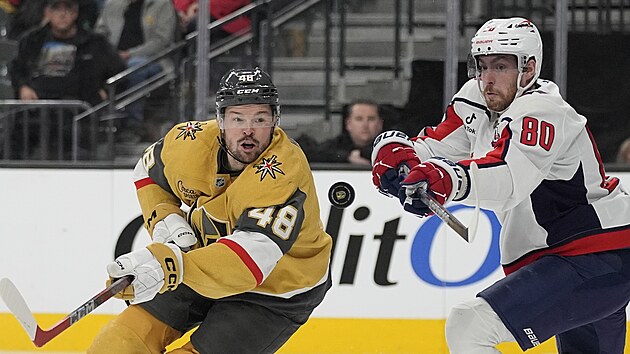 Tom Hertl (48) z Vegas Golden Knights unik v zpase s Washington Capitals kdelnku Pierru-Lucovi Duboisovi (80).