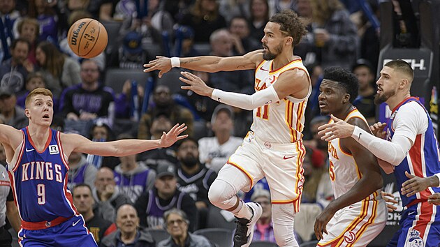 Trae Young (11) z Atlanta Hawks p�ihrává v zápase se Sacramento Kings kolem...