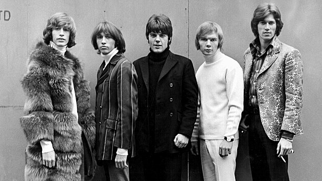 Ran� sestava skupiny Bee Gees v �asech jejich hitu Massachusetts. Zleva Robin Gibb, Maurice Gibb, Vince Melooney, Colin Peterson a Barry Gibb (11. prosince 1967)