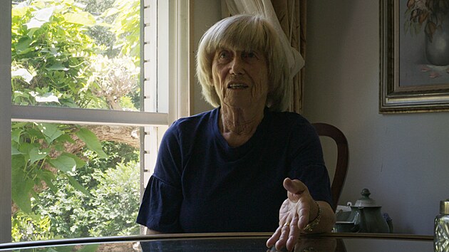 Ve filmu Kr�lov� �umavy vystupuje i jedna z �en, kterou Josef Hasil �sp�n� p�evedl do N�mecka.