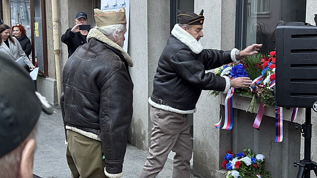 Odhalen� pam�tn� desky hrdiny protinacistick�ho odboje Jaroslava Weidmanna a jeho rodiny na dom� v Dobrovsk�ho ulici v Plzni (11. listopadu 2024)