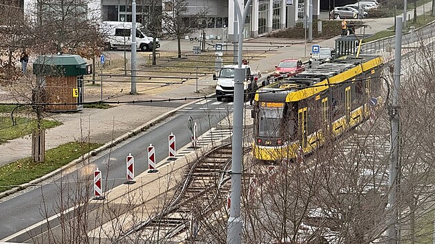 Stavbai vpustili auta na st zrekonstruovanho seku Koterovsk ulice v Plzni. Oprava se zpouje, ani oteven sek nen pln dokonen. (12. listopadu 2024)