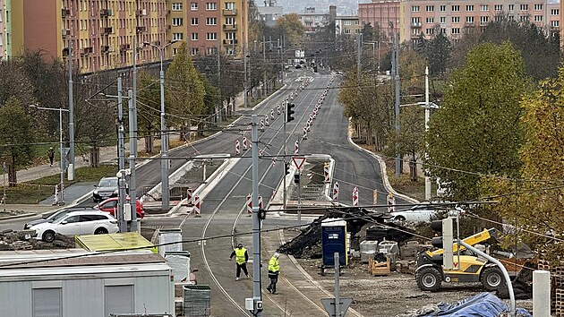 Stavbai vpustili auta na st zrekonstruovanho seku Koterovsk ulice v Plzni. Oprava se zpouje, ani oteven sek nen pln dokonen. (12. listopadu 2024)