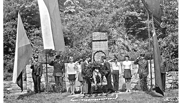 Sn�mek z roku 1973, m�rov� slavnost.