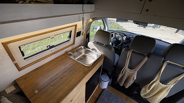 Z�kladn� kuchy�sk� linka m� vestav�nou ledni�ku. 