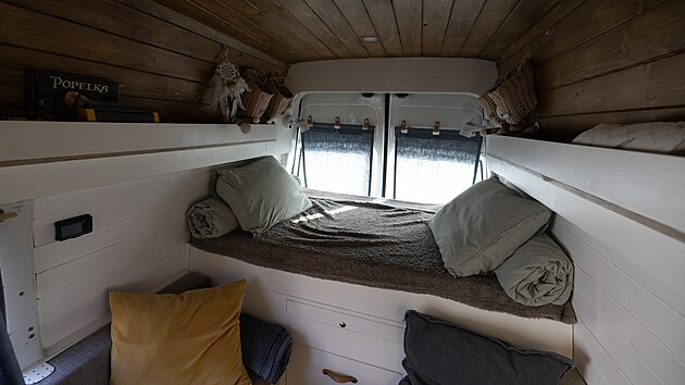 L��ko se ve�lo do zadn� ��sti vozu. 