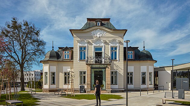 Rekonstrukce vily v Ro�nov� pod Radho�t�m, v n� s�dl�
m�stsk� knihovna, a p�edev��m p��stavba nov� budovy
vytvo�ily podm�nky pro rozvoj kulturn�ch, komunitn�ch a vzd�l�vac�ch �innost� t�to organizace.