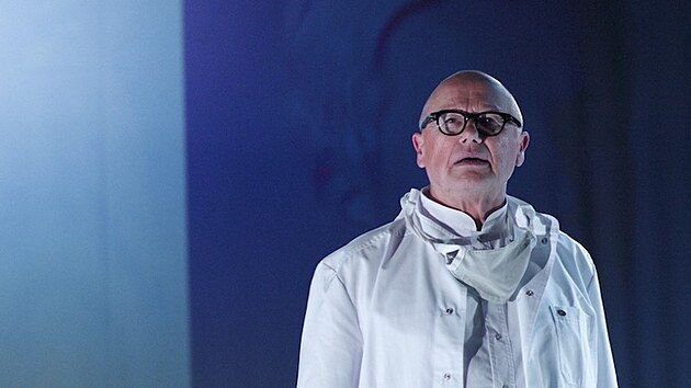 Ji�� Korn v p�edstaven� D�nsk� d�vka