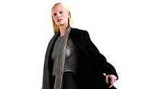 �erný dlouhý kabát je praktický a vd��ný. Vykouzlíte s ním nep�eberné mno�ství...