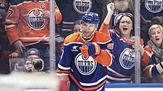 Connor McDavid z Edmontonu slaví tisící bod v NHl.