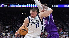 Luka Don�i� z Dallasu v utkání s Utahem.