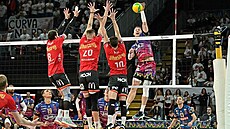 JIHOSTROJ BLOKUJE. pikový tým z Perugie (v ervenofialových dresech) se...