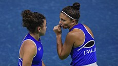 Sara Erraniová (vpravo) a Jasmine Paoliniová se domlouvají p�i �ty�h�e proti...